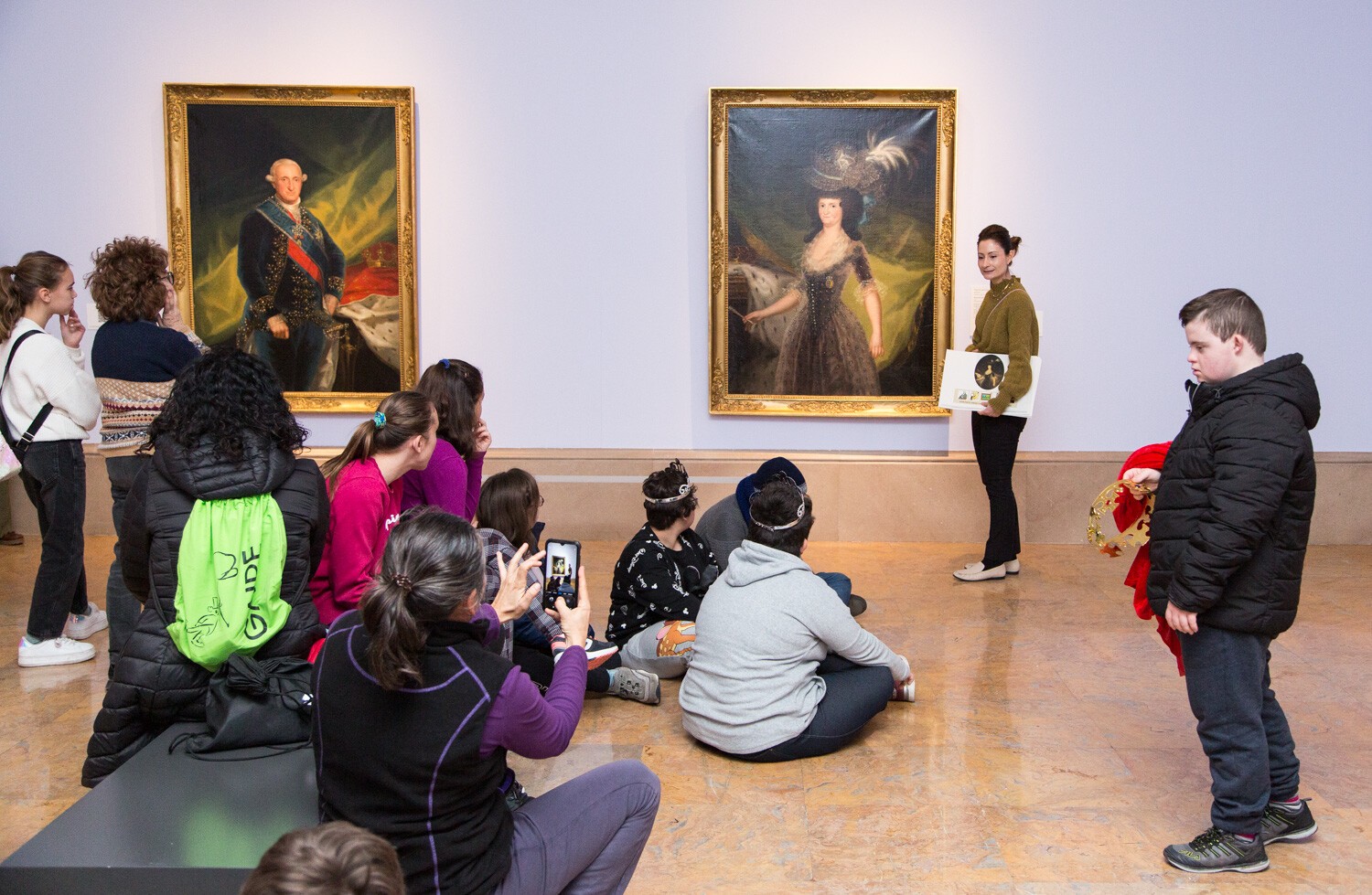 Visita de los alumnos en las salas de Goya del Museo de Zaragoza