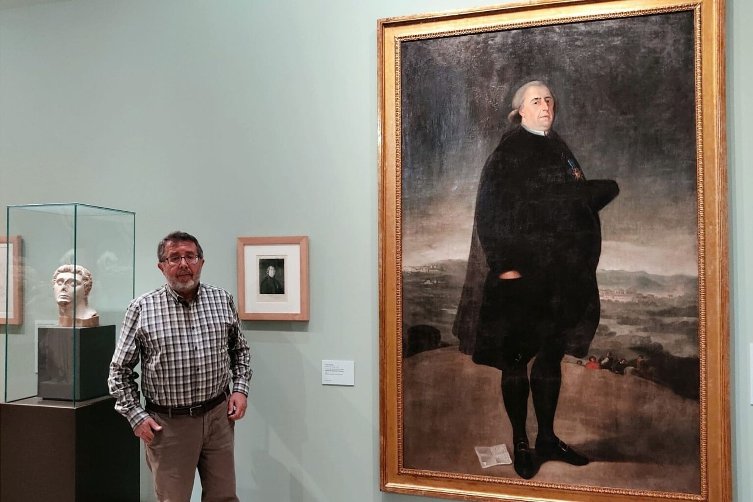 Isidro Aguilera en el Museo de Zaragoza junto al retrato de Ramón Pignatelli